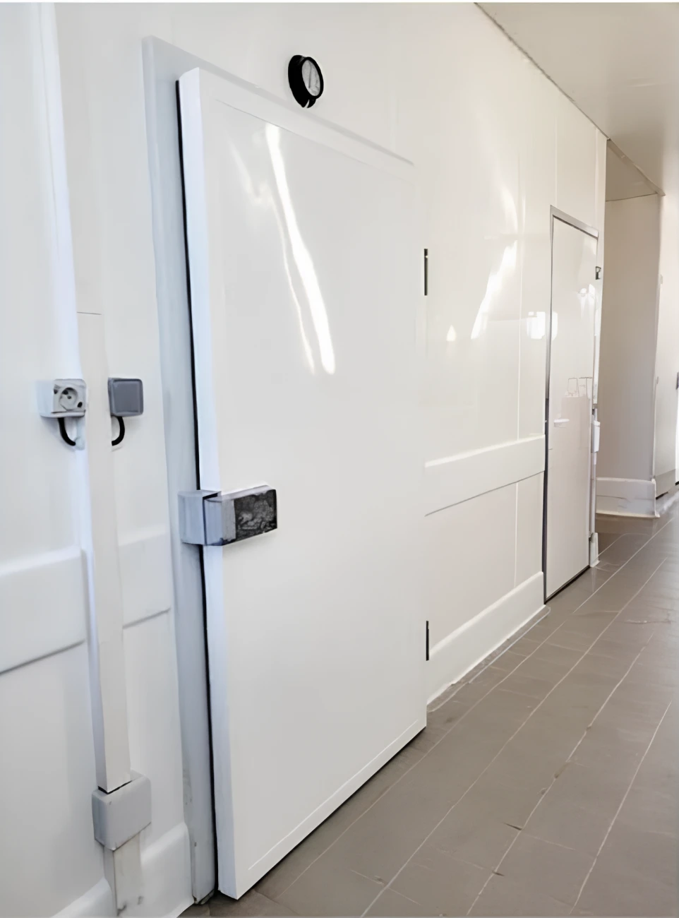 La plaque HYGIPANEL répond aux normes exigées en milieu agro-alimentaire tels que HACCP, AFSSA, DSV, ISO 22000 et ISO 14644. 