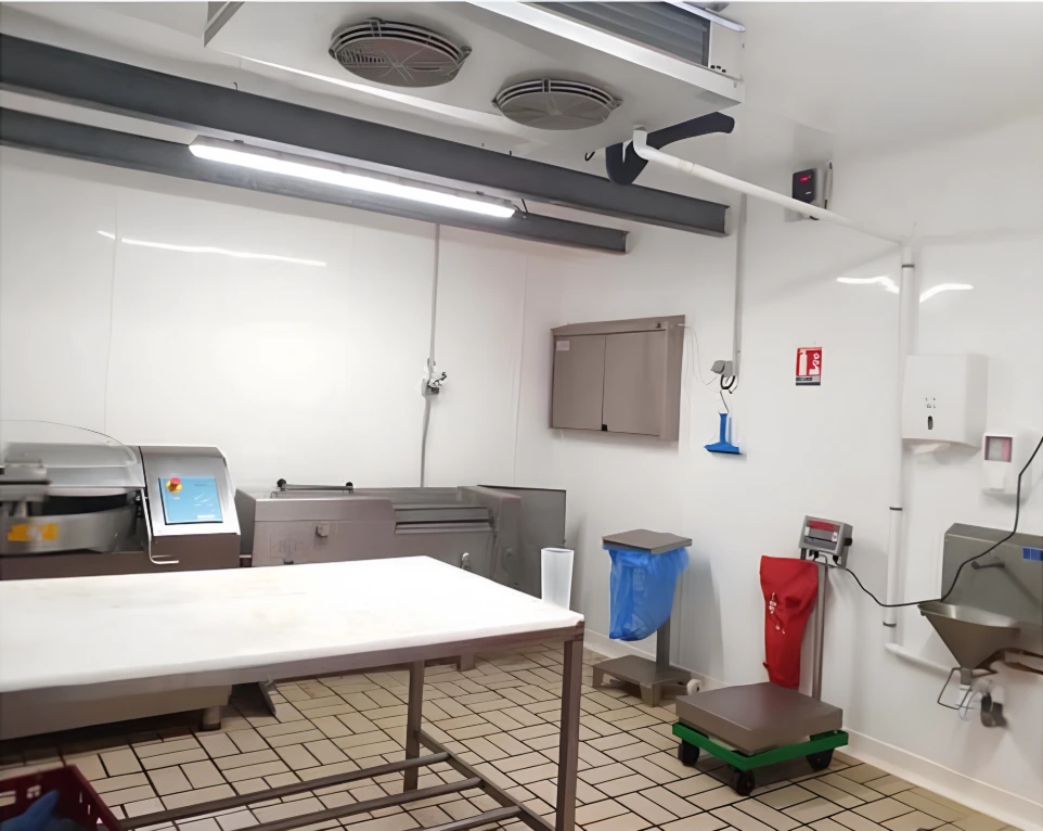 La plaque HYGIPANEL répond aux normes exigées en milieu agro-alimentaire tels que HACCP, AFSSA, DSV, ISO 22000 et ISO 14644. 