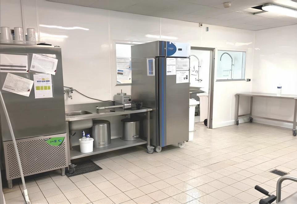 La plaque HYGIPANEL répond aux normes exigées en milieu agro-alimentaire tels que HACCP, AFSSA, DSV, ISO 22000 et ISO 14644. 