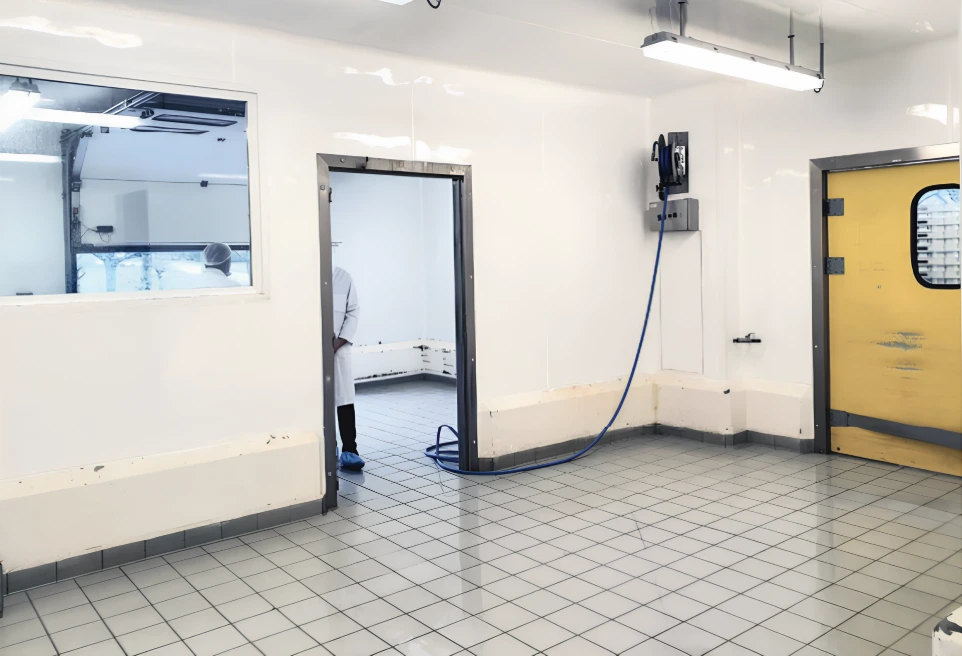 La plaque HYGIPANEL répond aux normes exigées en milieu agro-alimentaire tels que HACCP, AFSSA, DSV, ISO 22000 et ISO 14644. 